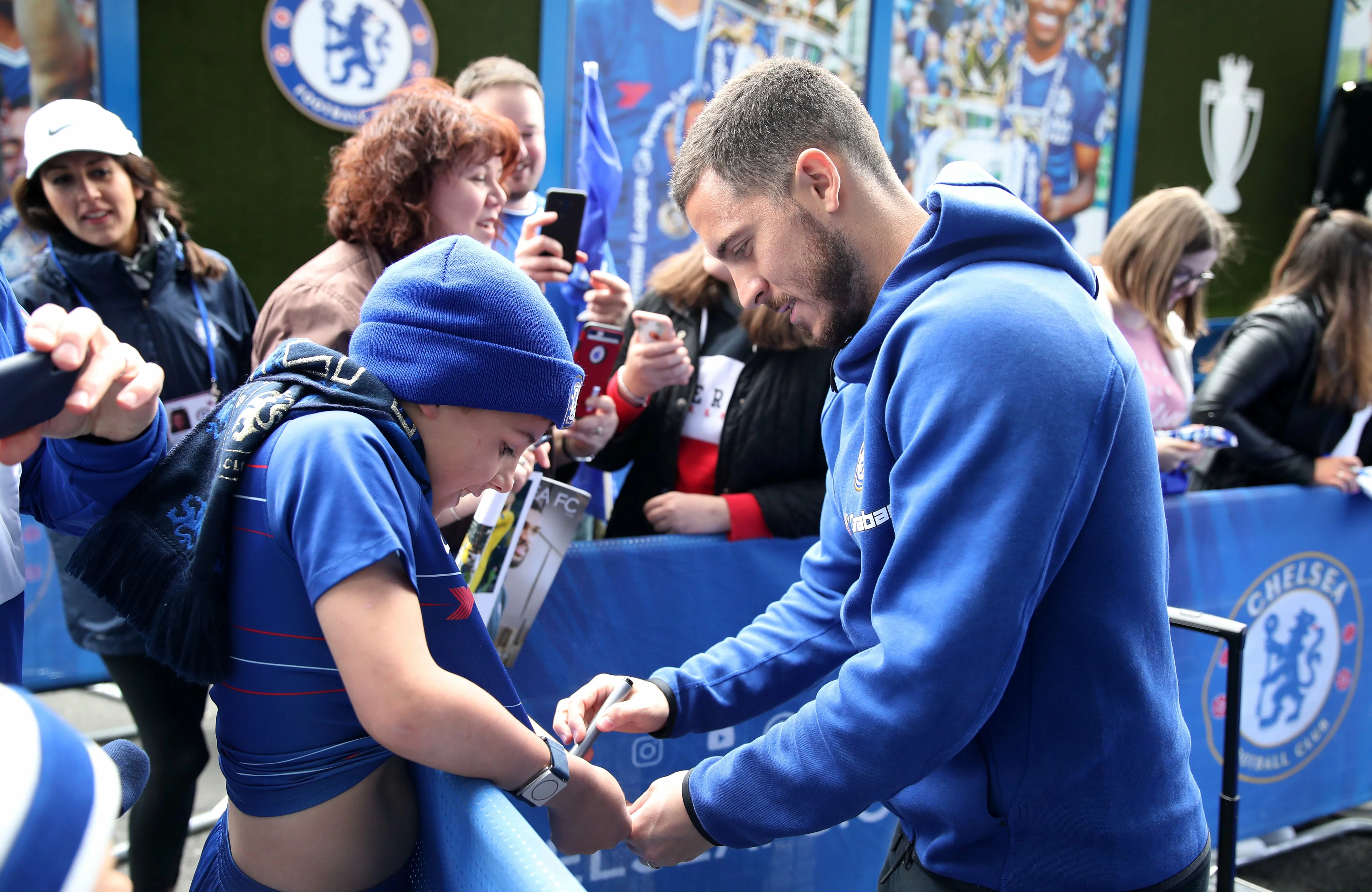 Hazard's Brilliant Response To Fans Asking If He Is Staying At Chelsea - FootyNews.co.uk